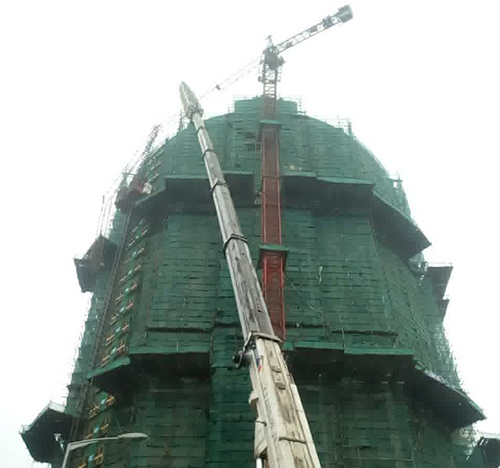 管城吊车在工地上作业